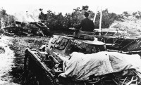 Войны (боевые действия) - Немецкий танк подъезжает к уничтоженному советскому танку,