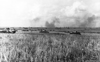 Войны (боевые действия) - Немецкие танки собираются для удара по советским укреплениям во время Курской битвы,
