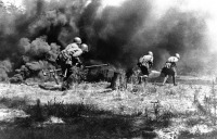Войны (боевые действия) - Советский расчет противотанкового ружья меняет позицию под прикрытием дымовой завесы, 23 июля 1943 года.
