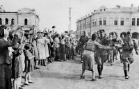 Войны (боевые действия) - Жители Орла встречают воинов Красной Армии. 5 августа 1943 г