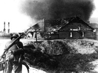 Войны (боевые действия) - Гитлеровец поджигает дома в деревне.
