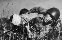 Войны (боевые действия) - Красноармеец вытаскивает раненого товарища с поля боя на подступах к Сталинграду. 1942 год.