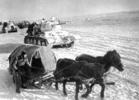 Войны (боевые действия) - Гужевая повозка с продовольствием из колонны наступающих с танками Т-34 советских войск.