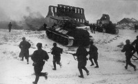 Войны (боевые действия) - Советские солдаты атакуют при поддержке танков Т-34 в районе города Калач.