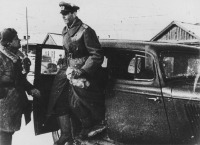 Войны (боевые действия) - Пленный фельдмаршал Ф. Паулюс выходит из автомобиля ГАЗ-М1 в штабе 64-й армии в Бекетовке.