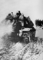 Войны (боевые действия) - Советские танки Т-34 с солдатами на броне на марше во время Сталинградской наступательной операции.