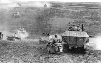 Войны (боевые действия) - Танки и бронетехника немецкой 24-й танковой дивизии наступают на Сталинград.