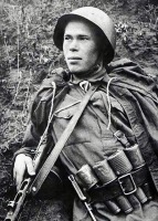 Войны (боевые действия) - Советский разведчик Н. Романов с пистолет-пулеметом и четырьмя гранатами.