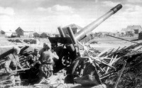 Войны (боевые действия) - 152-мм гаубица-пушка МЛ-20 старшего сержанта А. Гладкого ведет огонь. 1942 год.