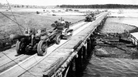 Войны (боевые действия) - Советские войска переправляют по мосту через Ахтубу тяжёлые орудия.