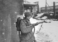 Войны (боевые действия) - Огнемётчик 145-го стрелкового полка И.К. Монахов. 1944 г.
