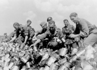 Войны (боевые действия) - Группа немецких солдат у груды советских консервов, захваченных в качестве трофея