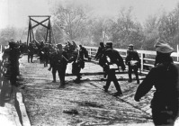 Войны (боевые действия) - Войска фашистской Германии переходят пограничную реку