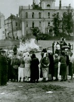 Войны (боевые действия) - Немецкие солдаты сжигают экспонаты одного из краеведческих музеев