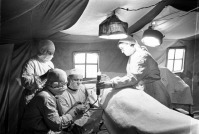 Войны (боевые действия) - Переливание крови раненому бойцу в полевом госпитале действующей Красной Армии