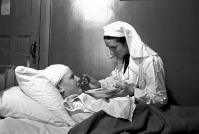 Войны (боевые действия) - Старшая медсестра Козлова А. кормит раненого майора Ногина В. в эвакуационно-сортировочном госпитале № 2-386
