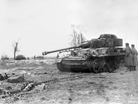 Войны (боевые действия) - Подбитый немецкий танк типа «Пантера»