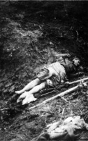 Войны (боевые действия) - Тело расстрелянной военнослужащей Советской армии в лагере для военнопленных