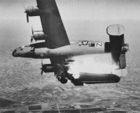 Войны (боевые действия) - Попадание зенитного снаряда в бомбардировщик В-24.