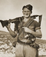 Войны (боевые действия) - Югославский партизан с немецким MG42.