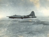 Войны (боевые действия) - Бомбардировщик В-17 получивший серьёзные повреждения в результате тарана.