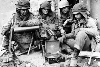 Войны (боевые действия) - Американские солдаты слушают патефон.
