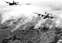 Войны (боевые действия) - Эскадрилья американских бомбардировщиков В-24 генерала-майора Н.Твининга над железнодорожной станцией Зальцбург,Австрия.