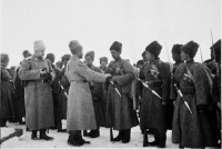 Войны (боевые действия) - Николай II вручает Георгиевские награды казакам 6-го Кубанского пластунского батальона.