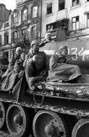 Войны (боевые действия) - Красноармейцы на танке Т-34-85,Берлин,май 1945г.