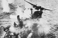 Войны (боевые действия) - Американский бомбардировщик А-20 топит японский транспорт у берегов Новой Гвинеи