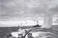 Войны (боевые действия) - Корабли Северного флота, конвоирующие транспорт союзников, отражают воздушную атаку немецких самолетов