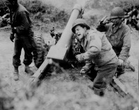 Войны (боевые действия) - Американские артиллеристы ведут огонь из 105мм гаубицы