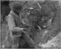 Войны (боевые действия) - Американцы берут в плен немецкого солдата заваленного в окопе