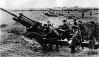 Войны (боевые действия) - Батарея 122мм гаубиц образца 1938 года (М-30) ведет огонь по Берлину