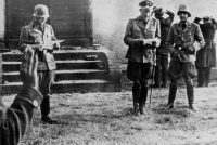 Войны (боевые действия) - Офицер СС зачитывает смертный приговор, вынесенный военно-полевым судом дезертирам немецкой армии. 1945 год.