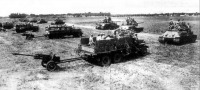 Войны (боевые действия) - Танки Т-34-85 и грузовики 