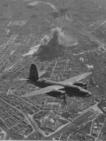 Войны (боевые действия) - Американский бомбардировщик над Флоренцией