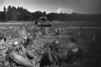 Войны (боевые действия) - Обкатка танком расчета ПТР