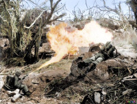 Войны (боевые действия) - Американские огнеметчики атакуют японские позиции