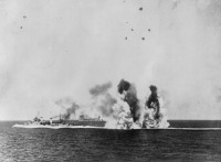 Корабли - Лёгкий крейсер «Кения» типа «Фиджи» под атакой немецкой авиации в ходе операции «Пьедестал». 12 августа 1942 г.