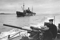 Корабли - Катер «морской охотник» Северного флота сопровождает транспорт с грузом на одну из советских баз