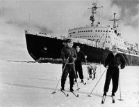 Корабли - Члены экипажа атомохода «Ленин» на лыжной прогулке