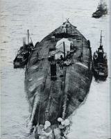 Корабли - Буксировка перевернутого немецкого линейного крейсера 