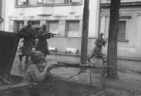 Белград - Бойцы югославской армии ведут уличный бой в Белграде