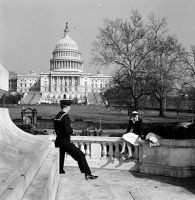 Вашингтон - “Washington, D.C. Sailor taking a picture of his girlfriend at a monument in front of the Capitol on a Sunday afternoon.” США , Вашингтон (округ Колумбия)