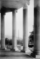 Вашингтон - Monument thru colonnades of D.A.R., [Washington, D.C.] США , Вашингтон (округ Колумбия)