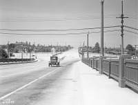 Сиэтл - Car headed northbound at north end of Aurora Bridge США , Вашингтон (штат) , Округ Кинг , Сиэтл