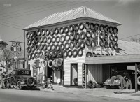 Штат Техас - Старые шины для продажи на стенах станции автосервиса