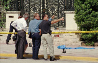 Майами - 15.07.1997. Агенты ФБР на месте убийства Джанни Версаче.