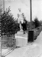 Рязань - Рязань-15 (Военный городок Дягилево). Статуя спортсмена у стадиона.